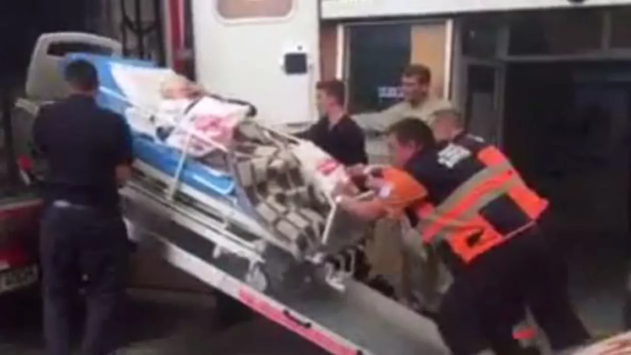 Starea sistemului sanitar, în imagini: Un bărbat netransportabil a fost trimis acasă cu patul de spital (VIDEO)