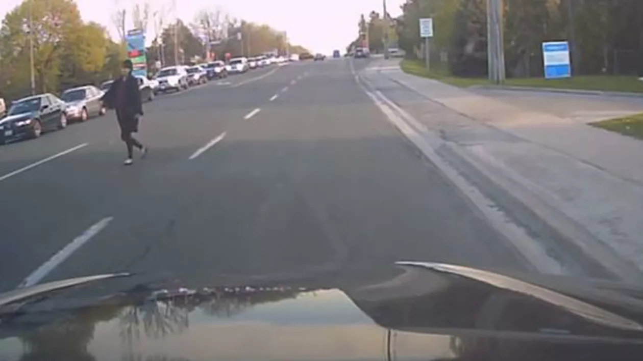 Gest nobil făcut de o tânără. Pentru ce motiv a oprit aceasta traficul (VIDEO)