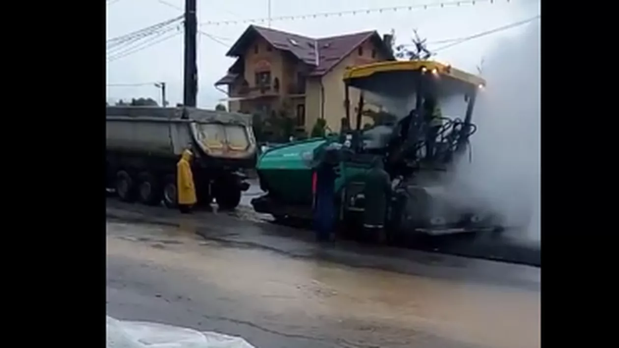 Dorel loveşte din nou! Câţiva muncitori din Brad s-au apucat de asfaltat, deși ploua torențial (VIDEO)