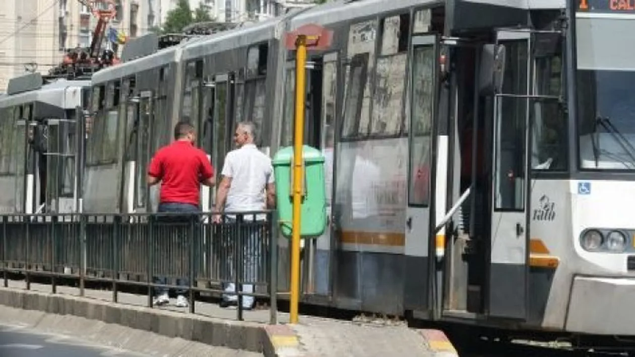 Tramvaie blocate în zona Victoriei din Capitală, după ce asfaltul s-a ridicat din motive necunoscute
