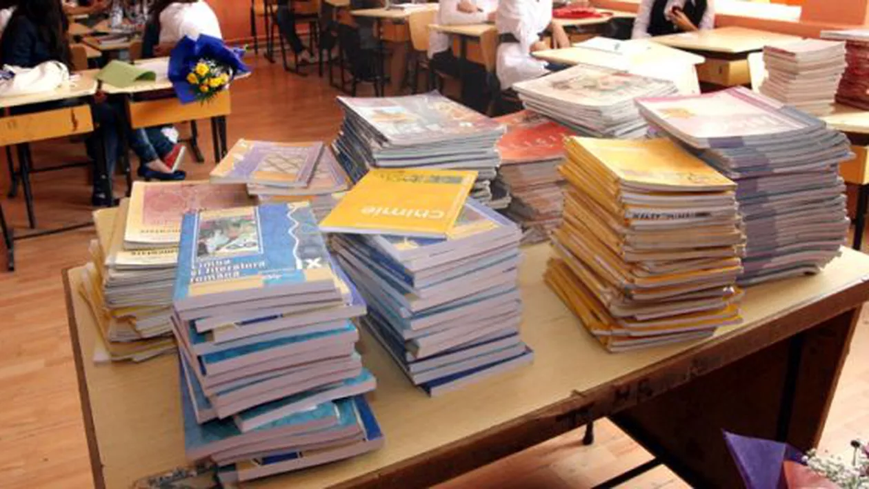 Ministerul Educației, obligat printr-o decizia a instanței să asigure licitaţia pentru manualele liceenilor