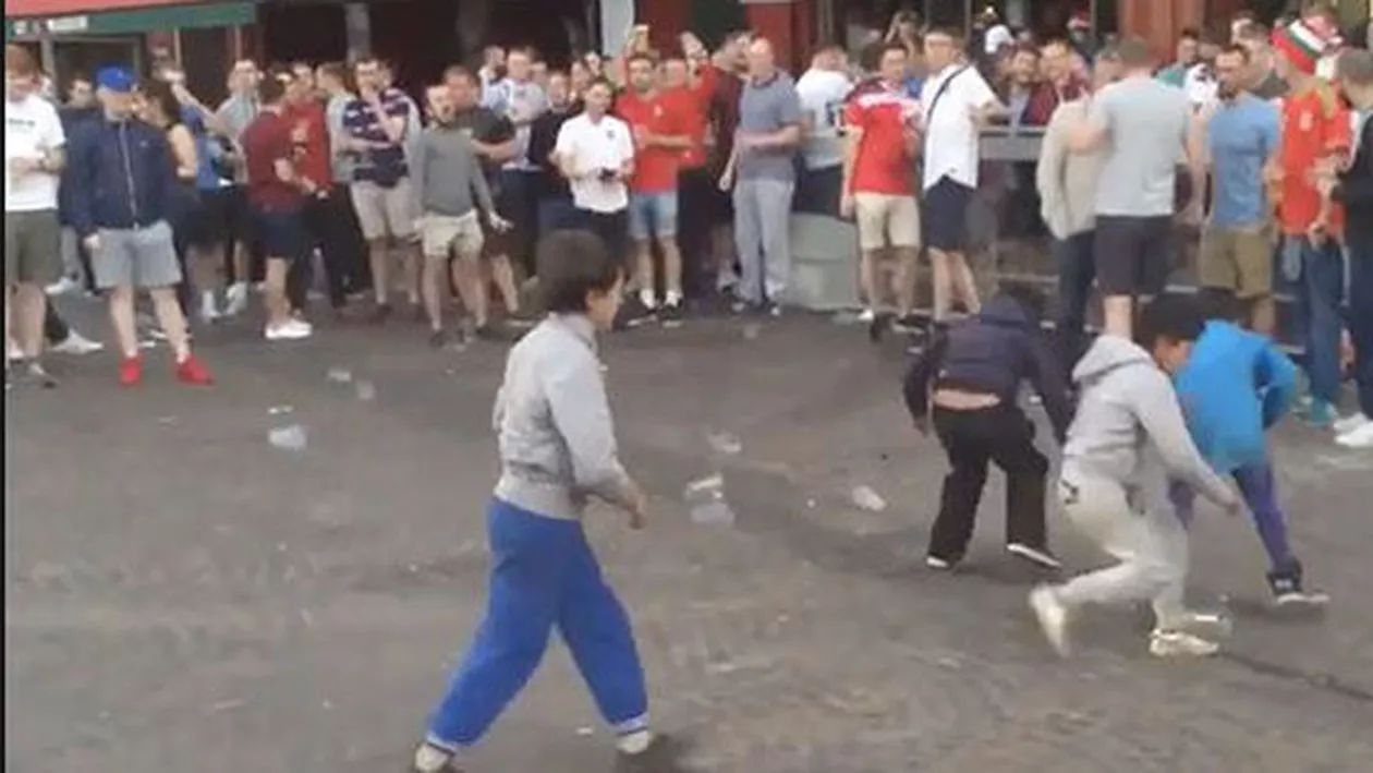 Copiii umiliți de fanii englezi pe străzile din Lille ar putea fi români (VIDEO)