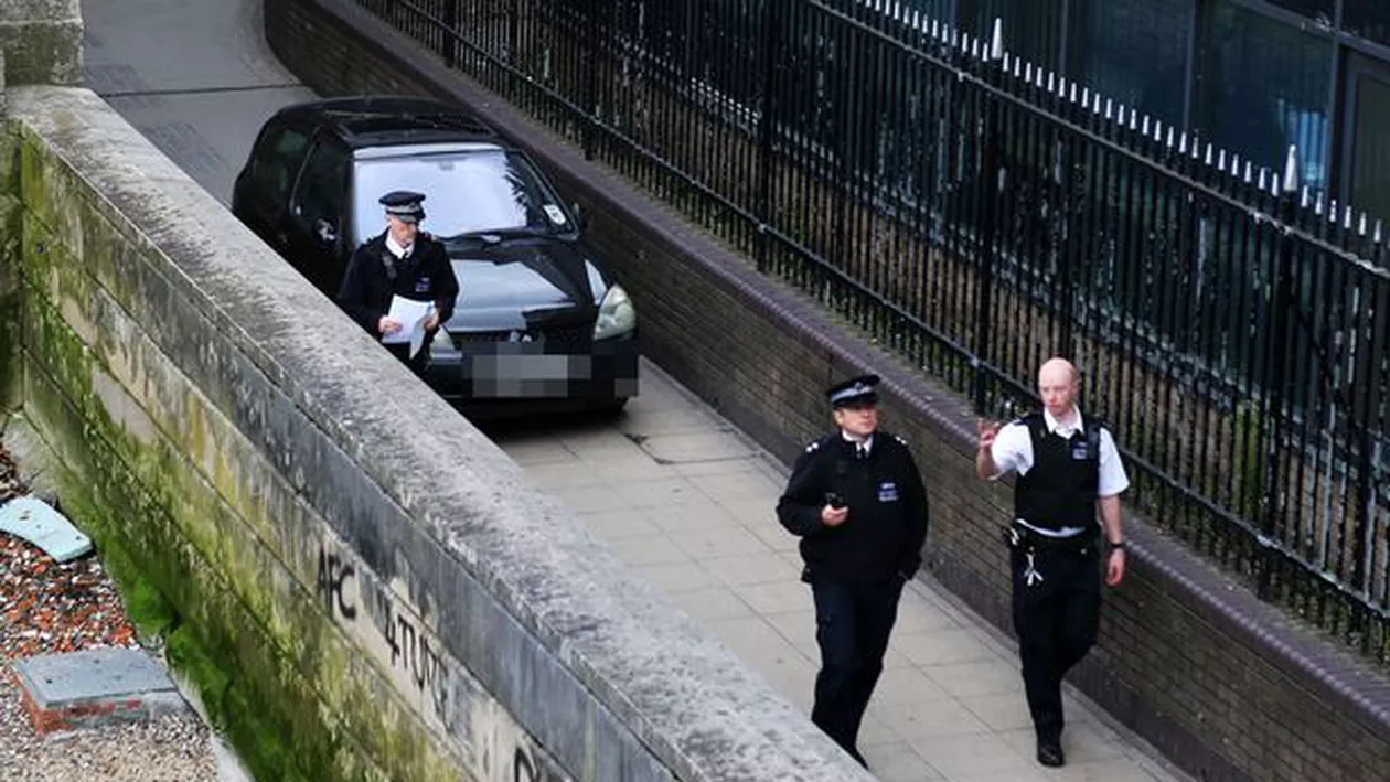 Alarmă teroristă falsă la o staţie de metrou din Londra. Au fost efectuate cercetări asupra unei mașini suspecte (FOTO)