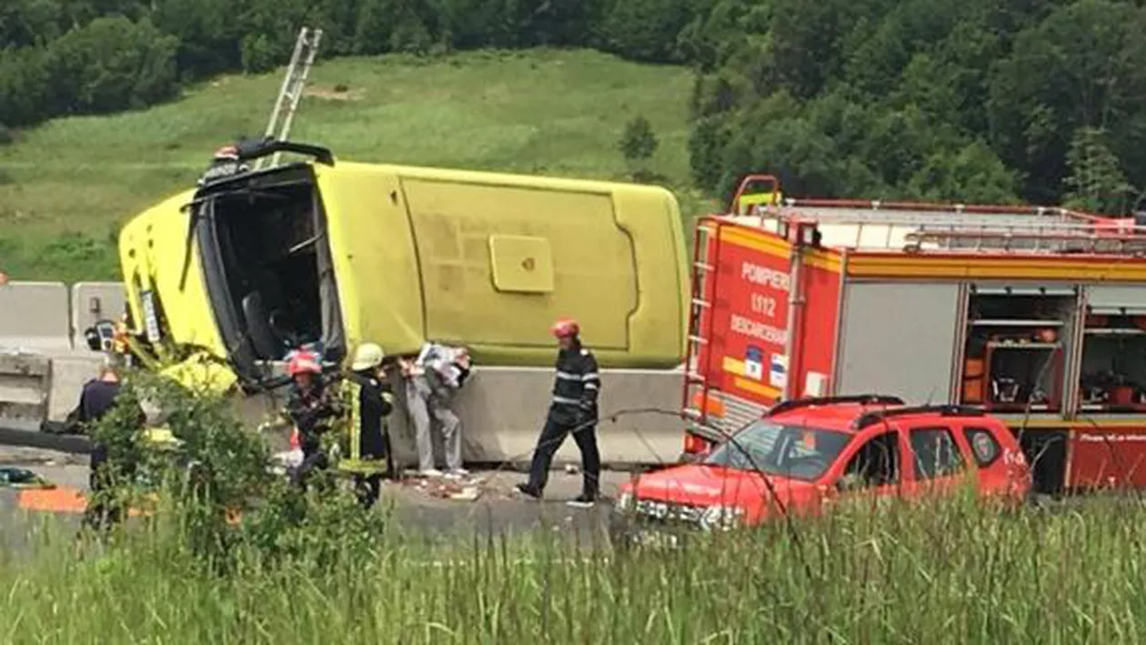 Un autocar care transporta elevi s-a răsturnat pe DN1, în județul Brașov: Patru persoane au murit și 26 au fost rănite. Autocarul era supraîncărcat (FOTO, VIDEO)