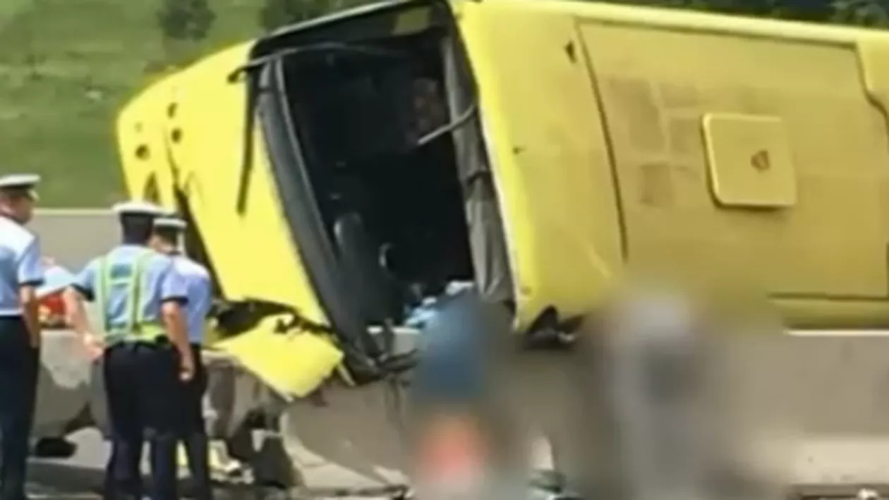 Reacție haotică a statului după accidentul din Brașov: La ore bune de la tragedie, autoritățile nu ştiau câte locuri avea autocarul și câte persoane transporta de fapt
