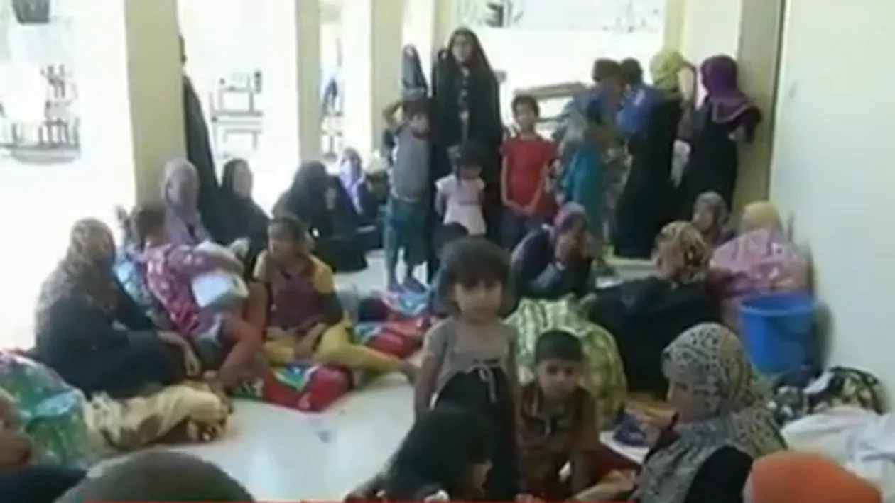 Irakienii încearcă să fugă de războiul din Fallujah trecând Eufratul înot (VIDEO)