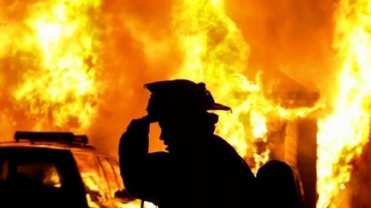 O biserică a fost lovită de fulger în judeţul Suceava. Incendiul a distrus acoperişul
