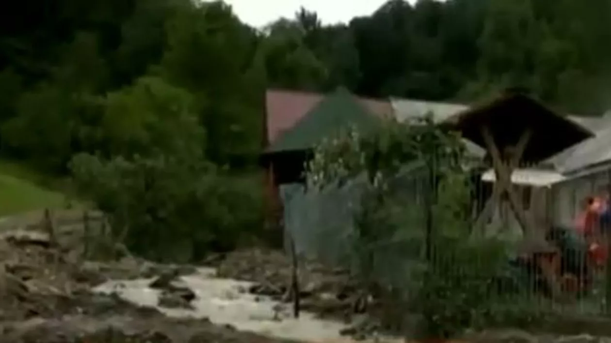 Furtunile au făcut prăpăd în mai multe județe din țară: În Suceava, apele au ieșit din matcă și au inundat zeci de localități (VIDEO)