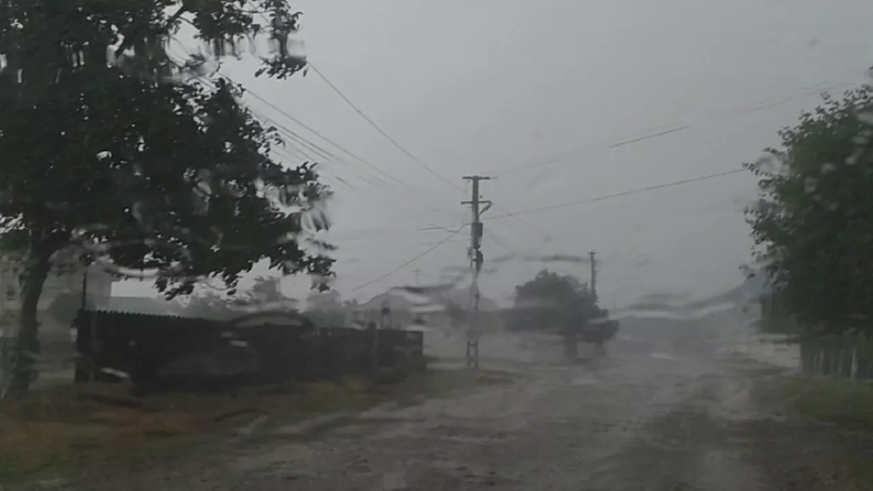 Vrancea: Zece oameni, evacuați de la o pensiune din Lepşa, din cauza ploilor torențiale