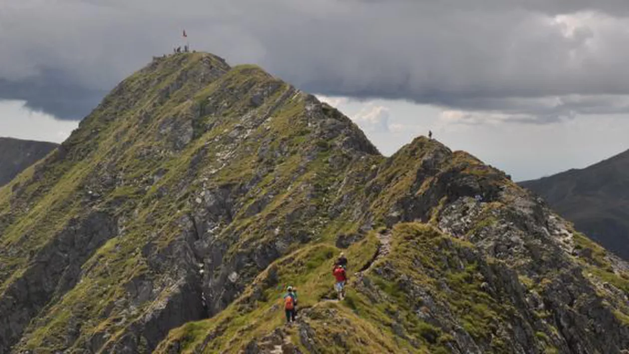 Un turist care cobora de pe vârful Moldoveanu a căzut într-o prăpastie în timp ce făcea fotografii (VIDEO)