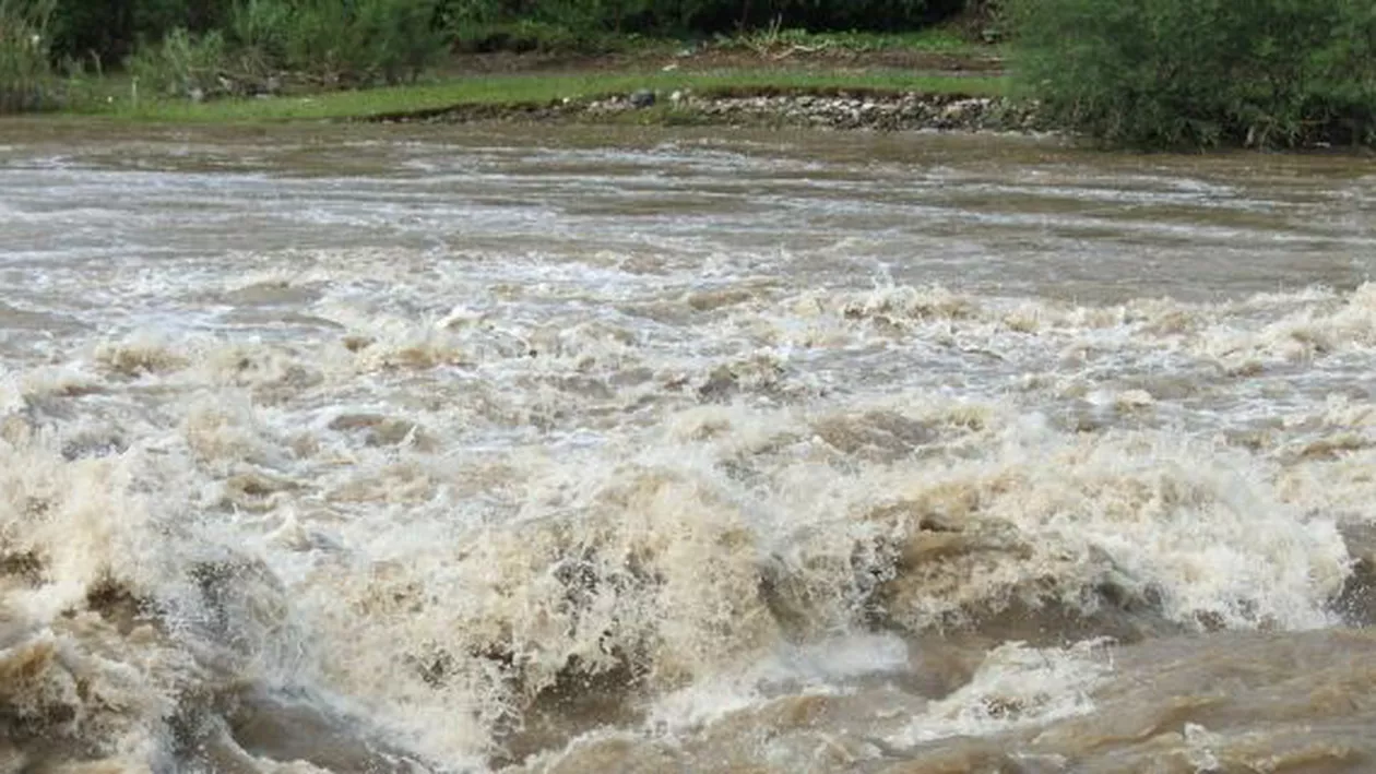 INHGA: Cod portocaliu de inundații pentru râuri din opt județe. Avertizarea este valabilă până luni la ora 12.00 (FOTO)