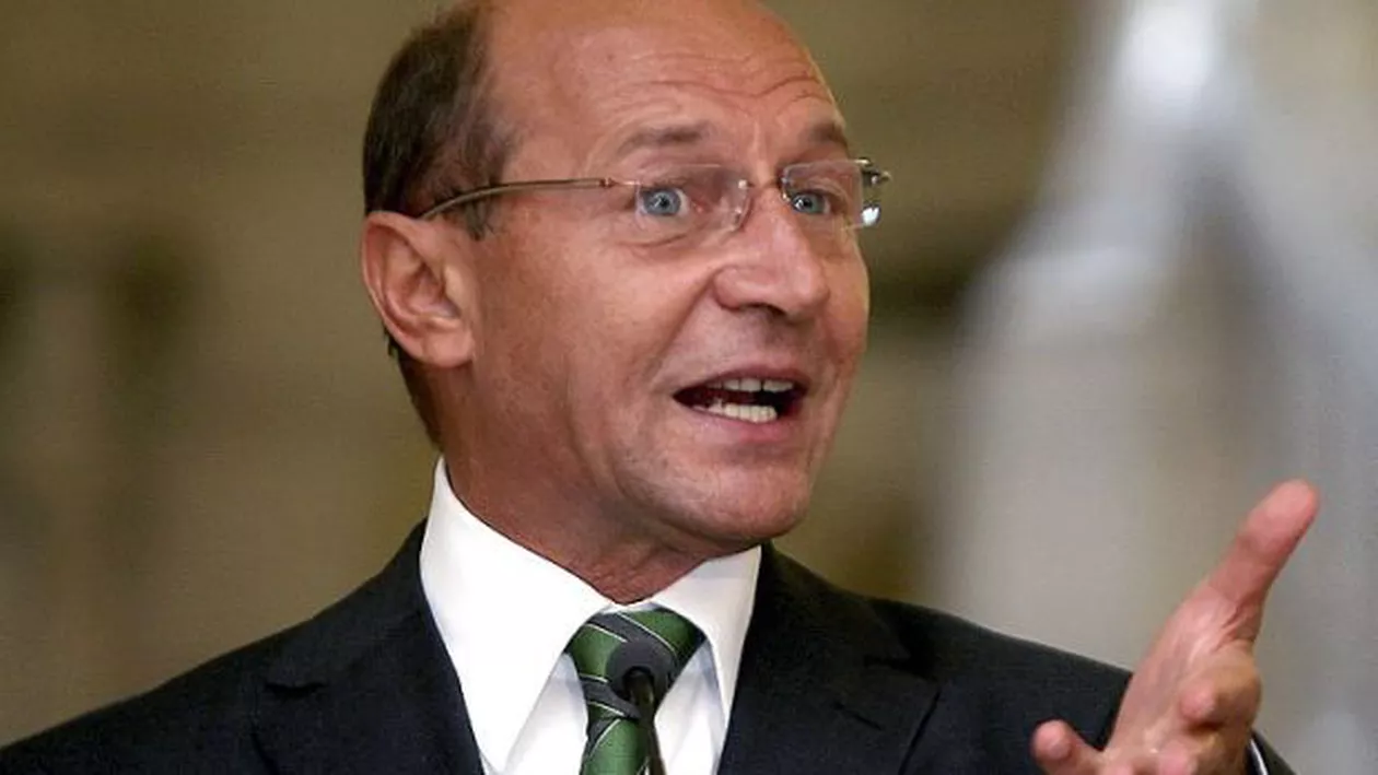 „Ei doar citesc şi se consideră informaţi, văzându-şi liniştiţi de weekend-ul prelungit”. Traian Băsescu, revoltat pe toți politicienii din România