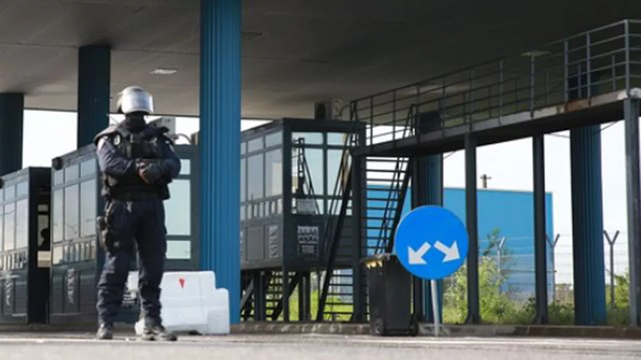 Orice șpagă e binevenită: 2 lei, atât a primit un polițist de frontieră de la un albanez pentru a trece granița spre Serbia