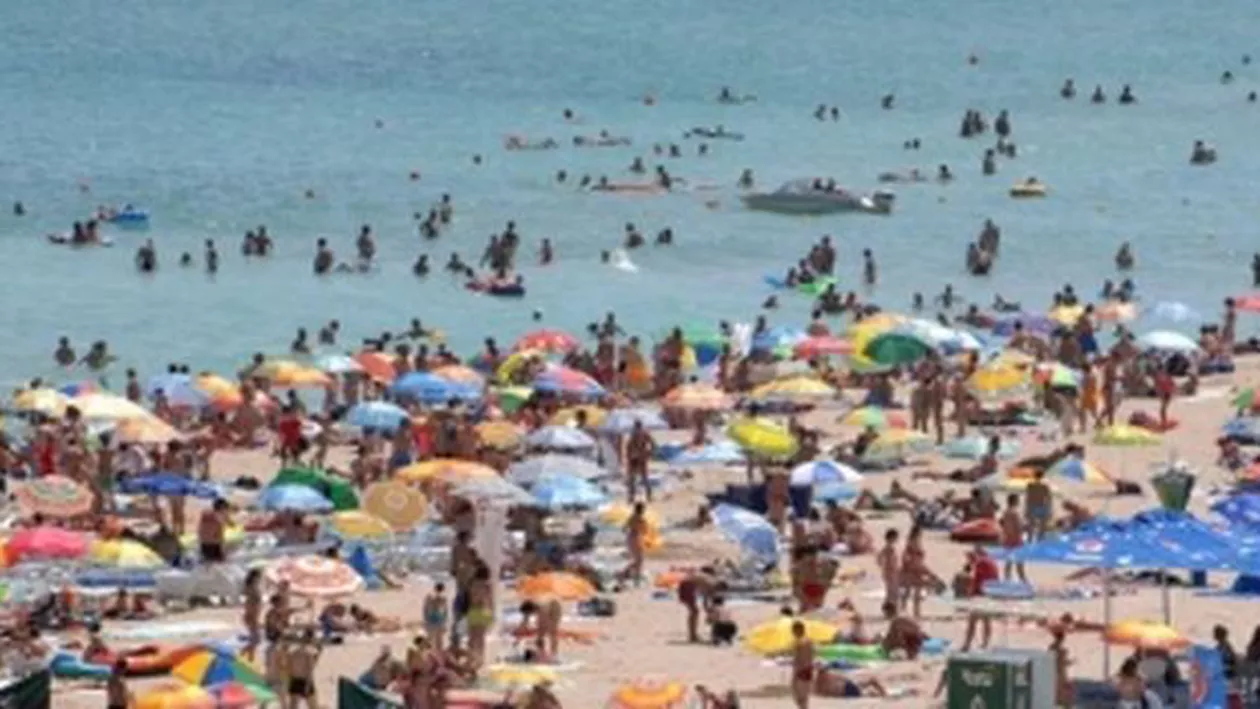 Şezlongurile și umbrelele nu au dispărut de pe plajă, în ciuda reglementărilor UE (VIDEO)