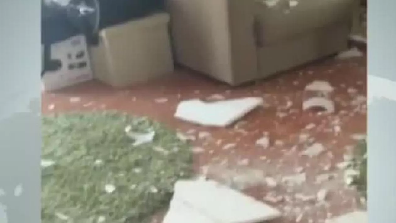 S-au trezit cu tavanul în cap: O familie din Capitală a fost la un pas de moarte, după ce tencuiala s-a prăbușit (VIDEO)