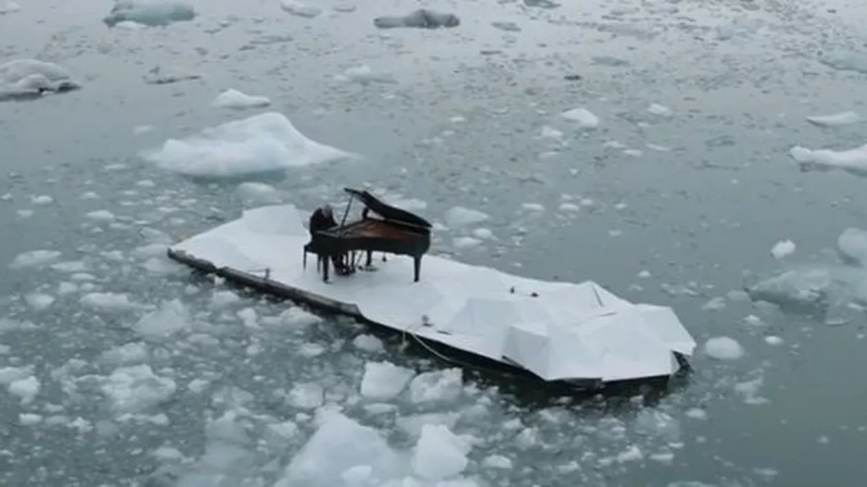 Recital spectaculos pe un iceberg artifical: Un renumit pianist italian a cântat pentru salvarea ecosistemului arctic (VIDEO)
