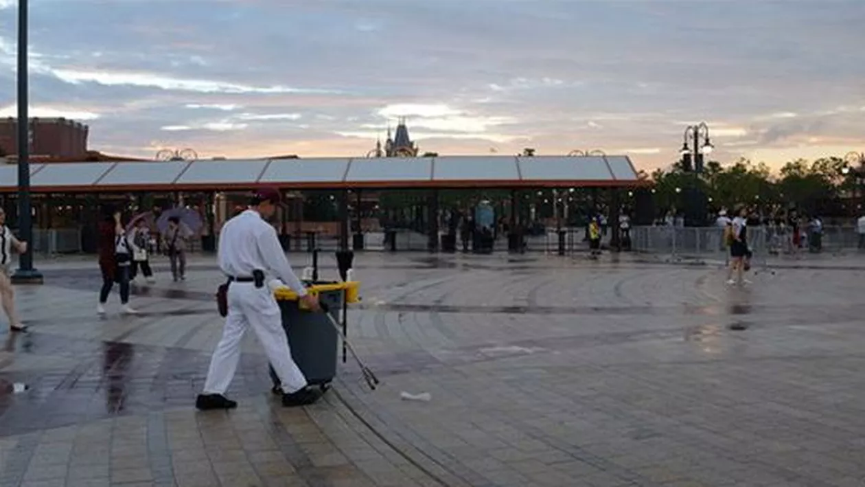 Imagini scandaloase de la parcul Disney din China. Copiii își fac nevoile peste tot, chiar sub ochii părinților