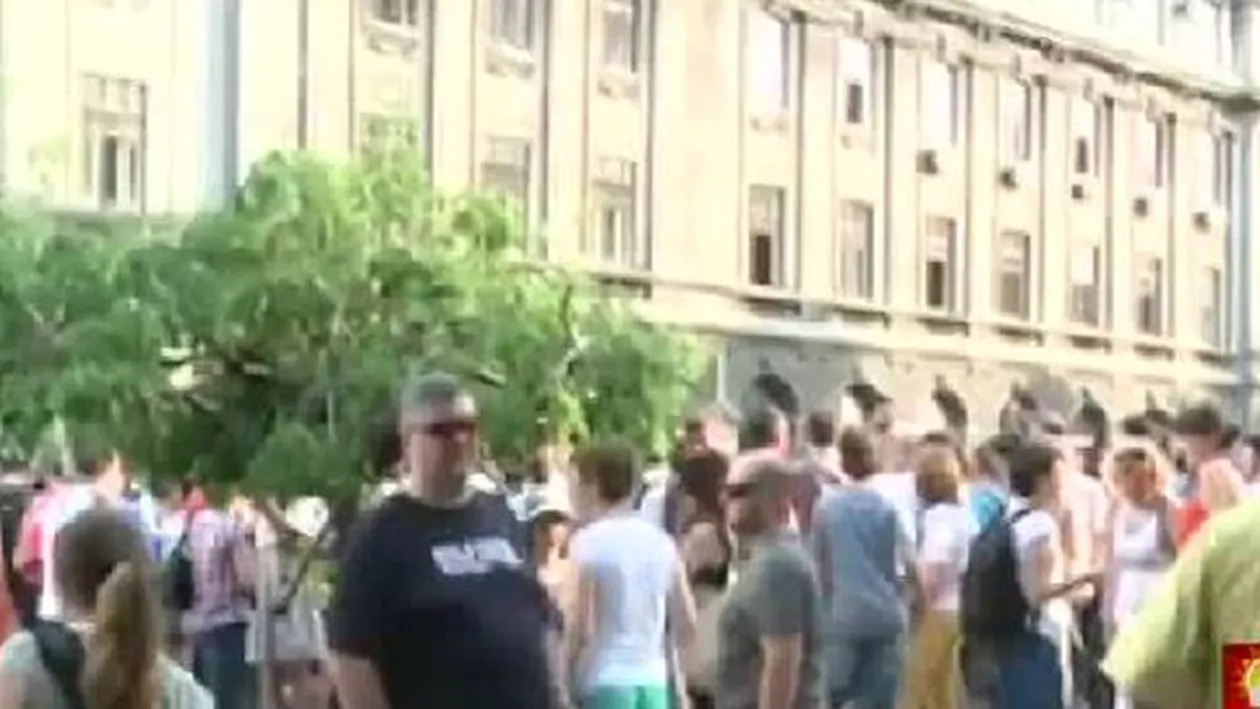Sute de oameni protestează în Piața Universității: Manifestația, contra pensiilor speciale ale aleșilor (VIDEO)