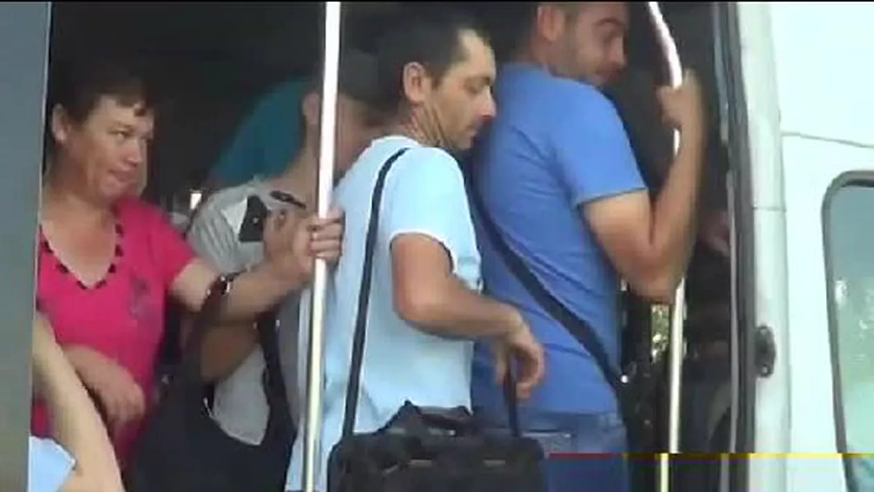 Nu au învățat nimic din tragediile de pe șosele. Pasageri înghesuiți ca sardelele, depistați în apropiere de Galați într-un microbuz (VIDEO)