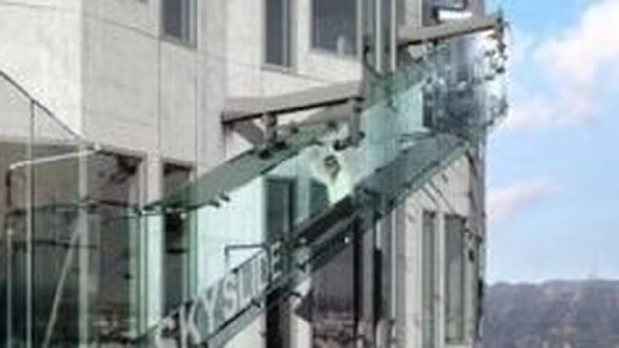 Probă de curaj: Cursă nebună pe topoganul de sticlă (VIDEO)