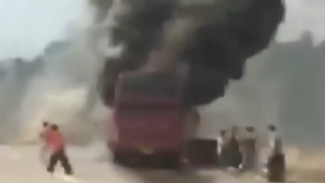 China: 30 de oameni au murit după ce un autobuz a luat foc (VIDEO)