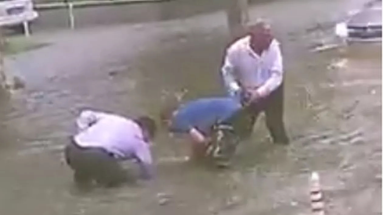 Primarul și viceprimarul din Curtea de Argeș au desfundat canalizarea din centrul orașului. Imaginile au devenit virale (VIDEO)