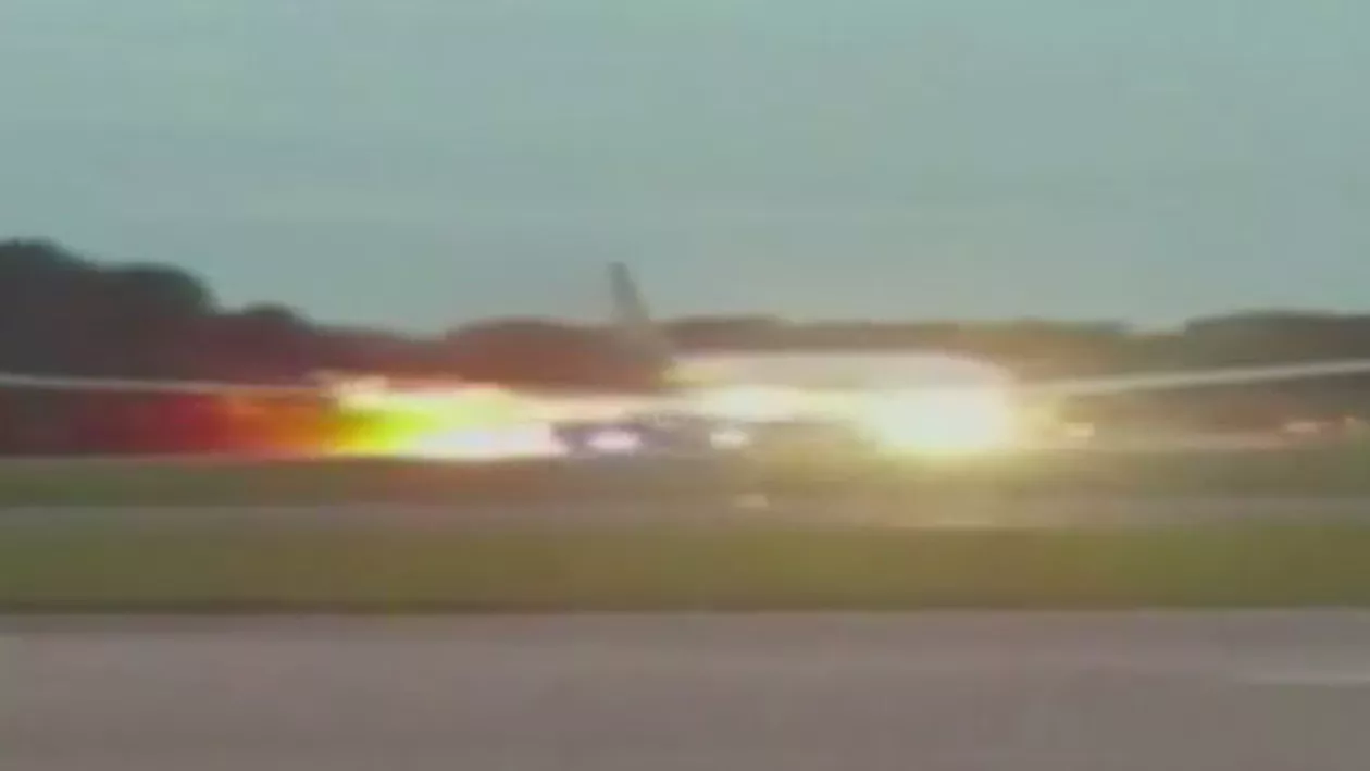 Avion care zbura de la Singapore la Milano, în flăcări (VIDEO)