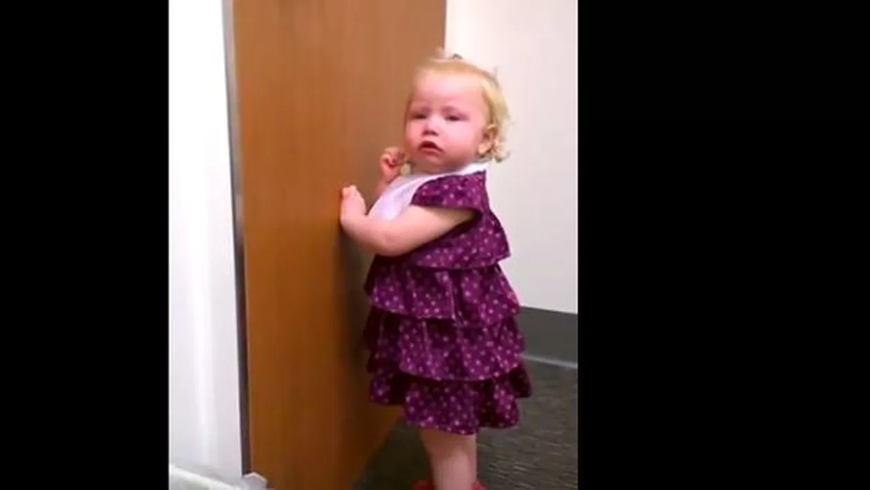 Cum reacționează o fetiță de doi ani atunci când află că va avea o soră (VIDEO)
