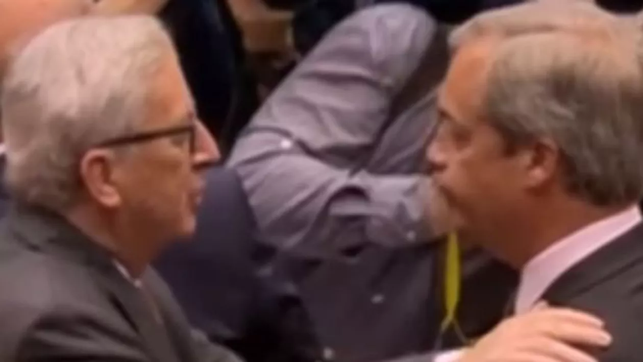 Președintele Comisiei Europene îl pupă pe obraz pe Nigel Farage, apoi lansează o replică acidă la adresa acestuia, în Parlamentul European: ”Ai luptat pentru exit, poporul britanic a votat pentru exit, de ce mai ești aici?” (VIDEO)