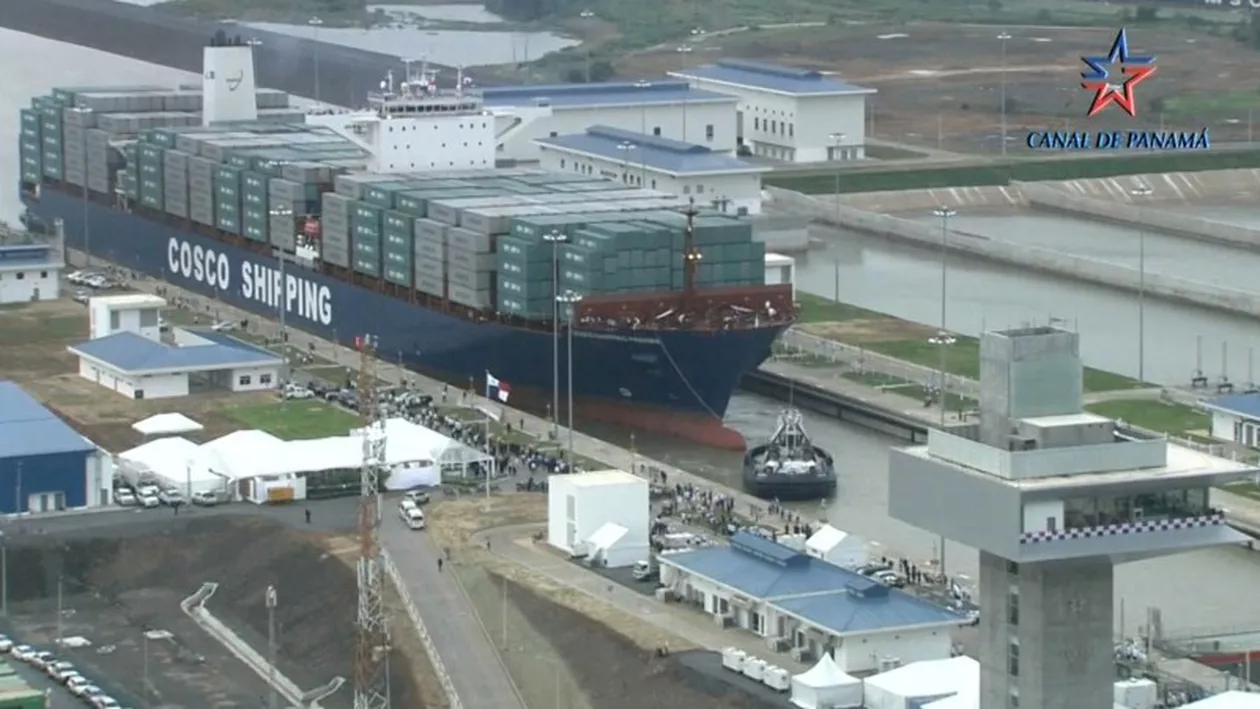 O mega-navă chinezească este prima care traversează canalul Panama după ce acesta a fost modernizat (VIDEO)