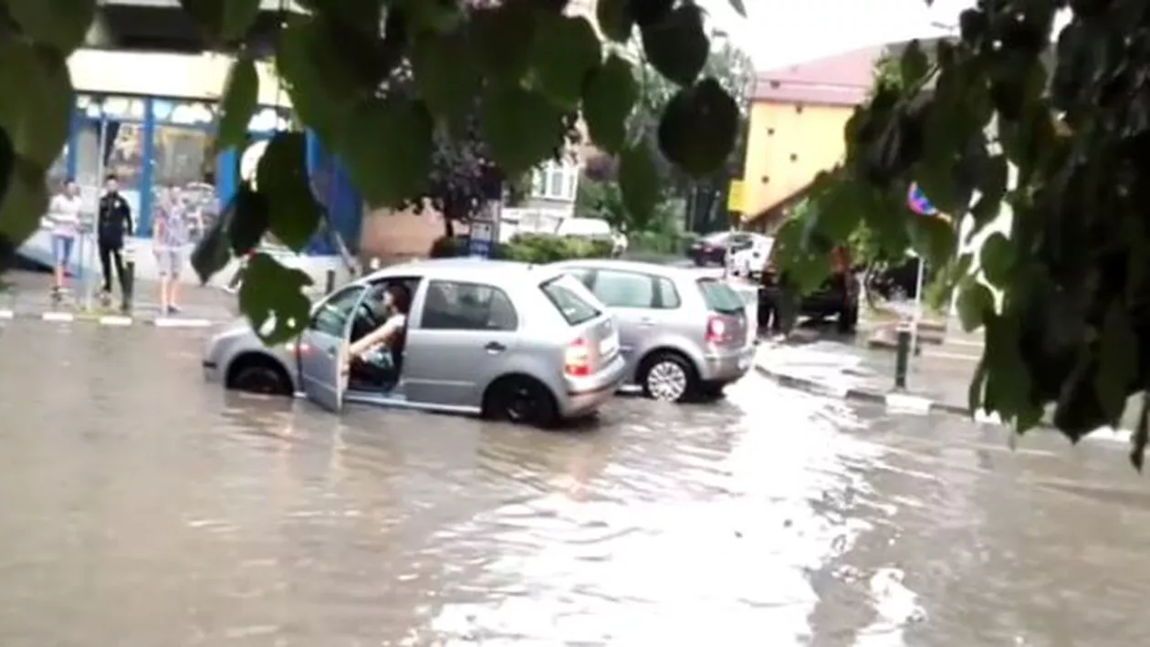 Ploile fac ravagii în județul Vâlcea! Parcarea din fața mall-ului, inundată (VIDEO)