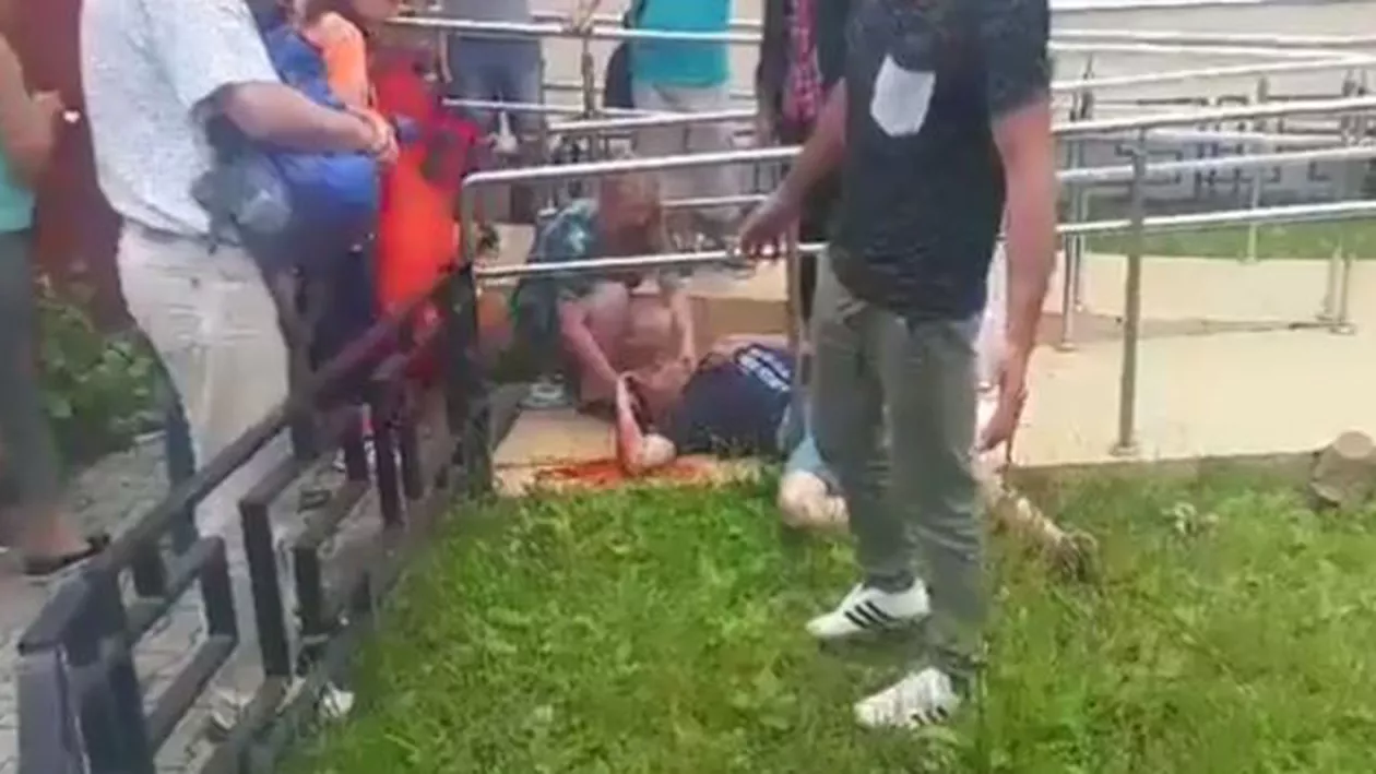 Incident dramatic în Iași! Unui bărbat i s-a făcut rău și a căzut cu capul de gresia de la Pașapoarte (VIDEO)