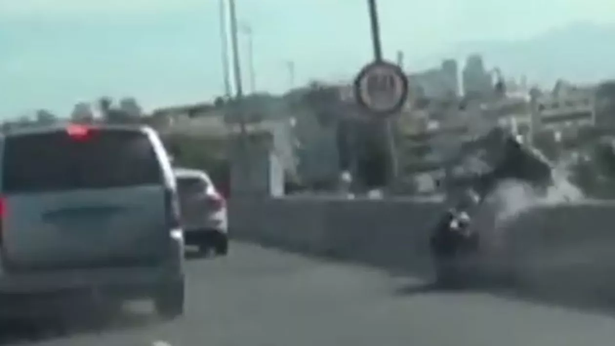 ȘOCANT: Un motociclist a fost lovit de o mașină pe autostradă și apoi aruncat pe un pasaj (VIDEO)