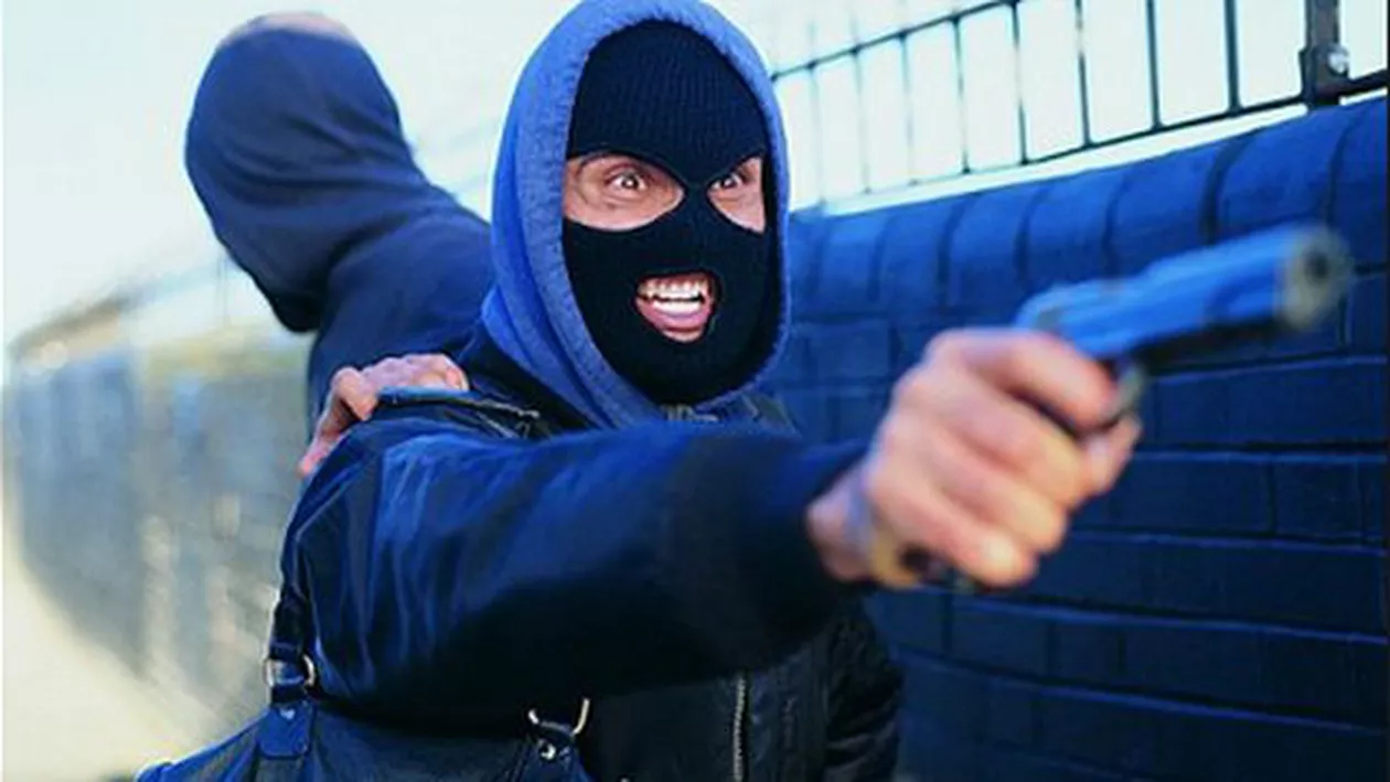 Jaf armat pe aeroportul din capitala Albaniei: Vehicul blindat plin cu bani a fost atacat și jefuit