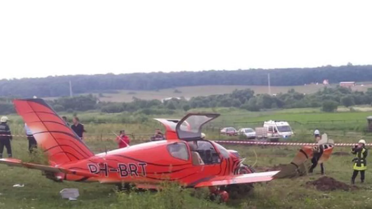 Un avion de agrement s-a prăbușit lângă aerodromul din Măgura Cisnădie. Toate persoanele aflate la bord sunt în viață (FOTO, VIDEO)