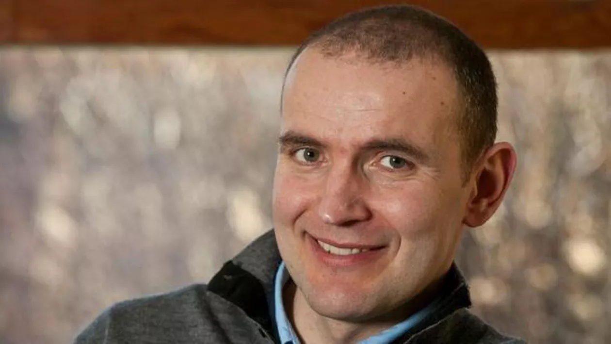 "De ce să stau în tribuna VIP și să beau șampanie, când pot face asta oriunde în lume?" Președintele Islandei se va afla alături de suporteri, la meciul cu Franța de la Euro 2016 (VIDEO)