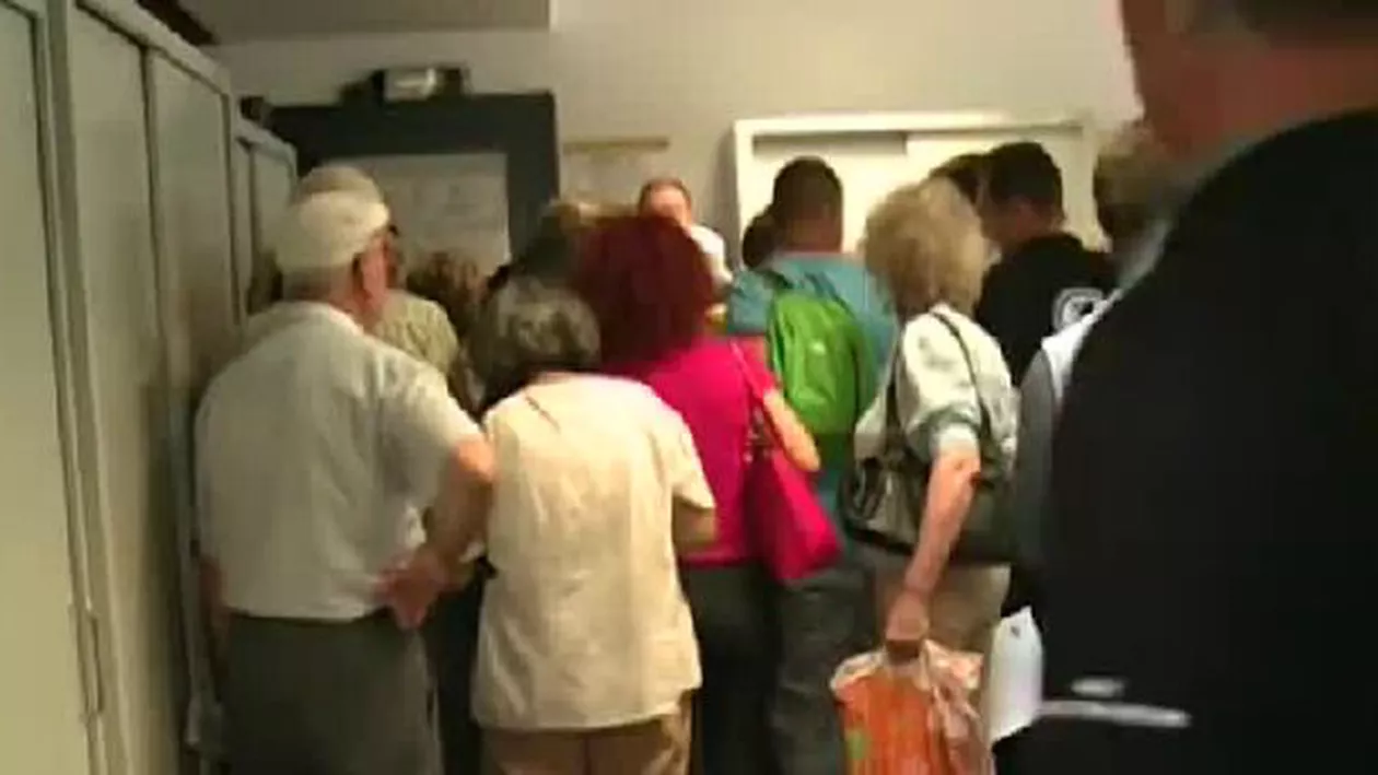 Pacienți umiliți de autorități! Cozi nesfârșite la CNAS, pentru a nu pierde decontarea tratamentului la domiciliu (VIDEO)