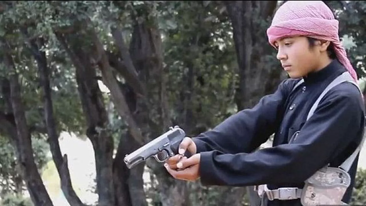 Propagandă stil ISIS: Un copil a fost filmat când împușca un spion (VIDEO)