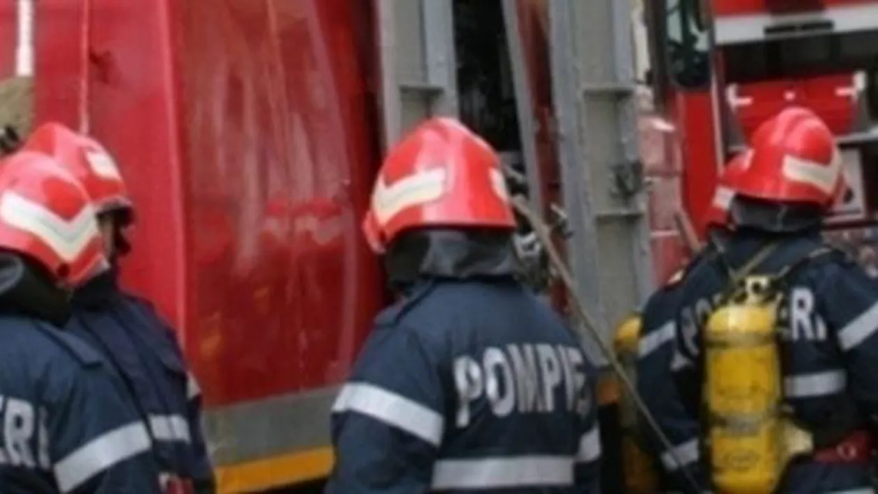 Locomotivă în flăcări într-o localitate din Mehedinți. Circulația feroviară a fost întreruptă