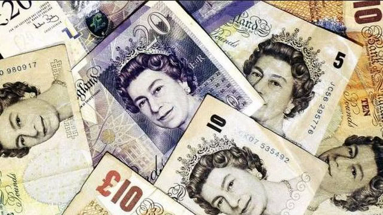 Lira sterlină a scăzut la minimul ultimilor 31 de ani