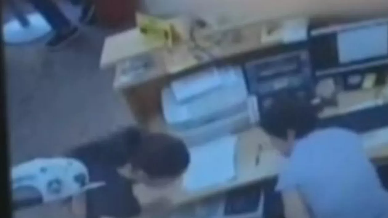 Primele imagini cu jaful armat de la o bancă din Bistrița: Atacatorul i-a pus casieriței pistorul la tâmplă (VIDEO)