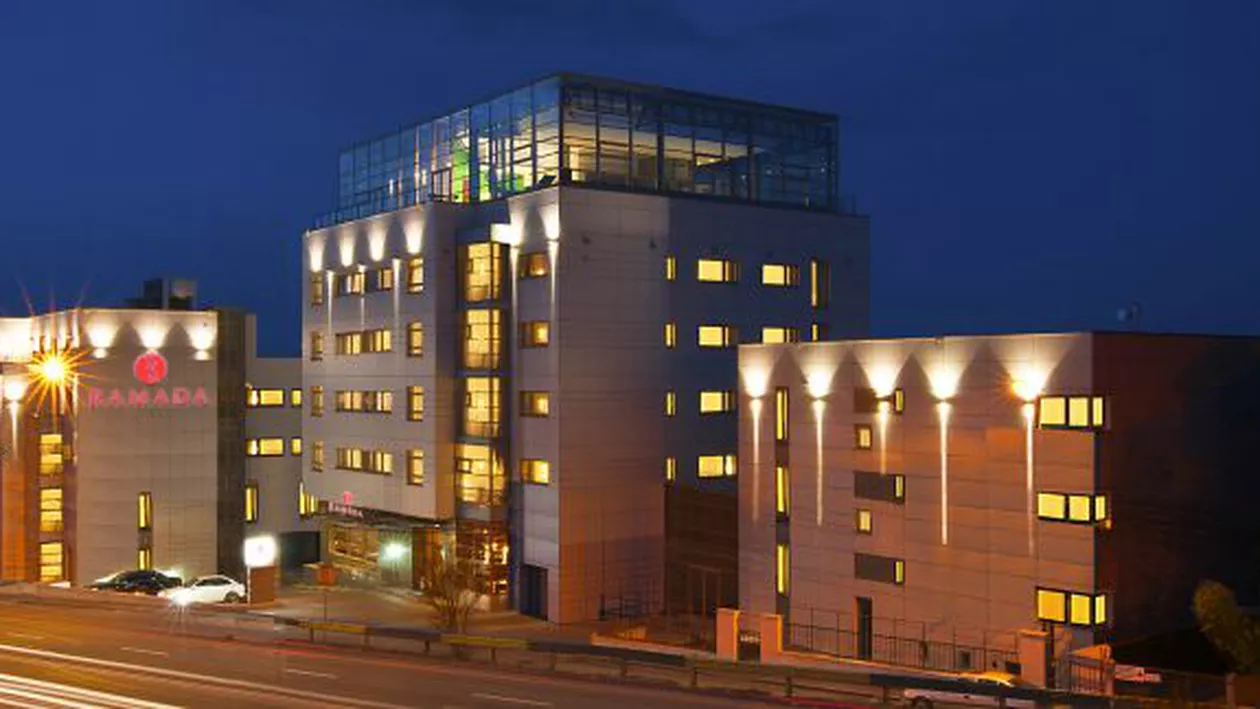 Scandal la un hotel din Cluj: Două mame acuză că au fost trimise să alăpteze la toaletă. Conducerea hotelului: Clientele au reclamat că televizoarele din recepție le iradiază copiii (VIDEO)