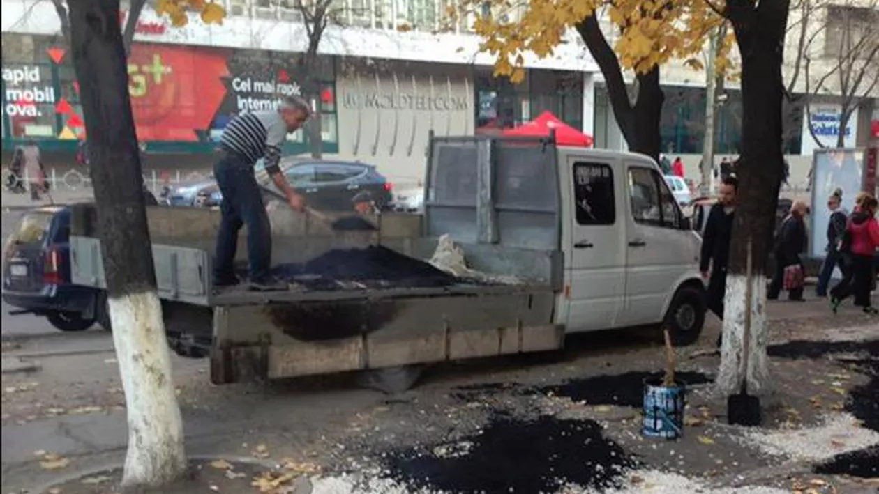 Chișinău: Pentru construcția unui drum, muncitorii au folosit apă cu nămol din băltoacă (VIDEO)