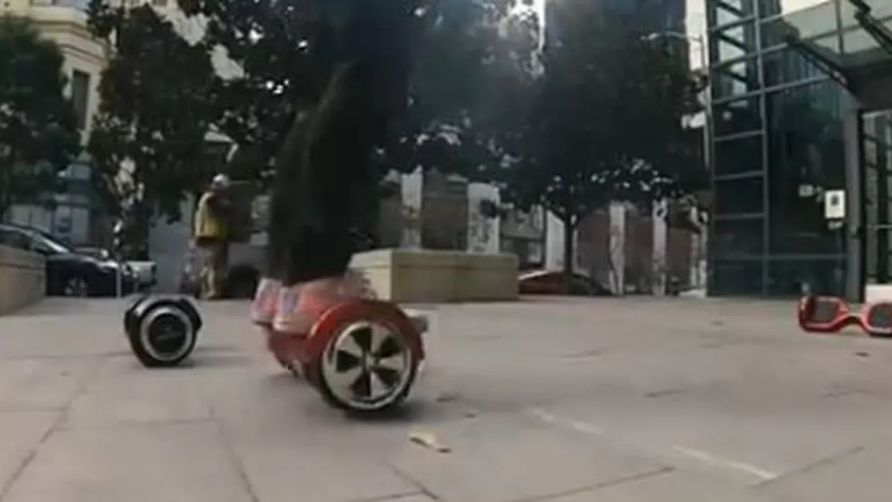 Probleme cu plăcile hoverboard! Americanii recheamă în fabrică peste o jumătate de milion de produse (VIDEO)