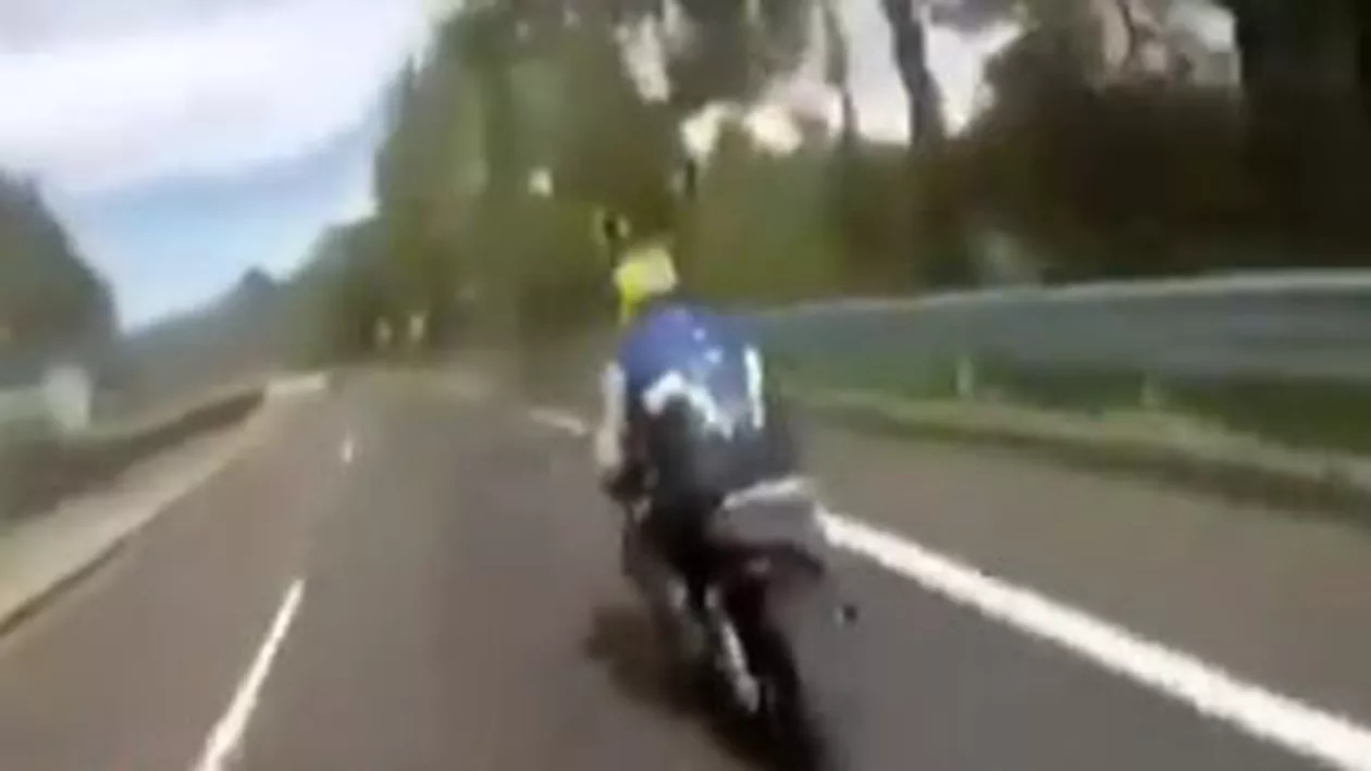 Fast and Furious de Mexic! Accident grav, după ce un șofer s-a luat la întrecere cu doi motocicliști (VIDEO)