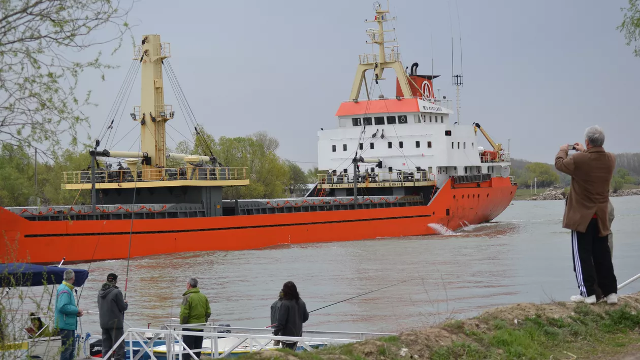 Tulcea: Traficul fluvial pe canalul Sulina, reluat. O baliză metalică, confundată cu o mină