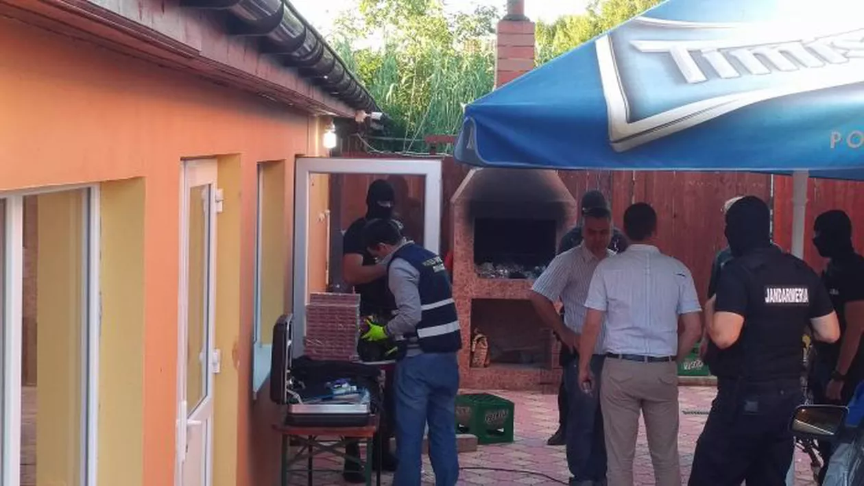 Timiş: Un bărbat furios s-a luat la harță cu mascații, în timpul unor percheziții care vizau contrabandiștii de țigări (FOTO, VIDEO)
