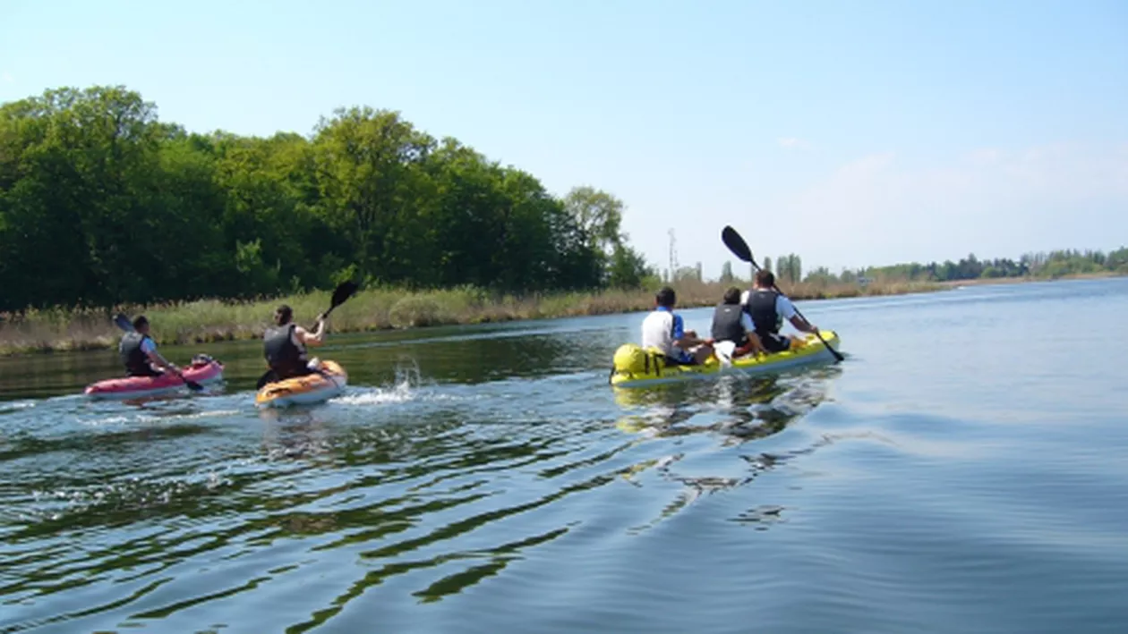 Canotori români, în situație disperată: Sportivii sunt amenințați cu arma pe Lacul Snagov