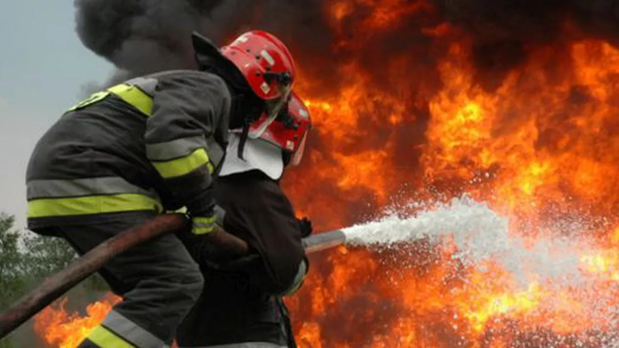 Incendiu la un cimitir din județul Constanța. Vegetația uscată a fost cuprinsă de flăcări