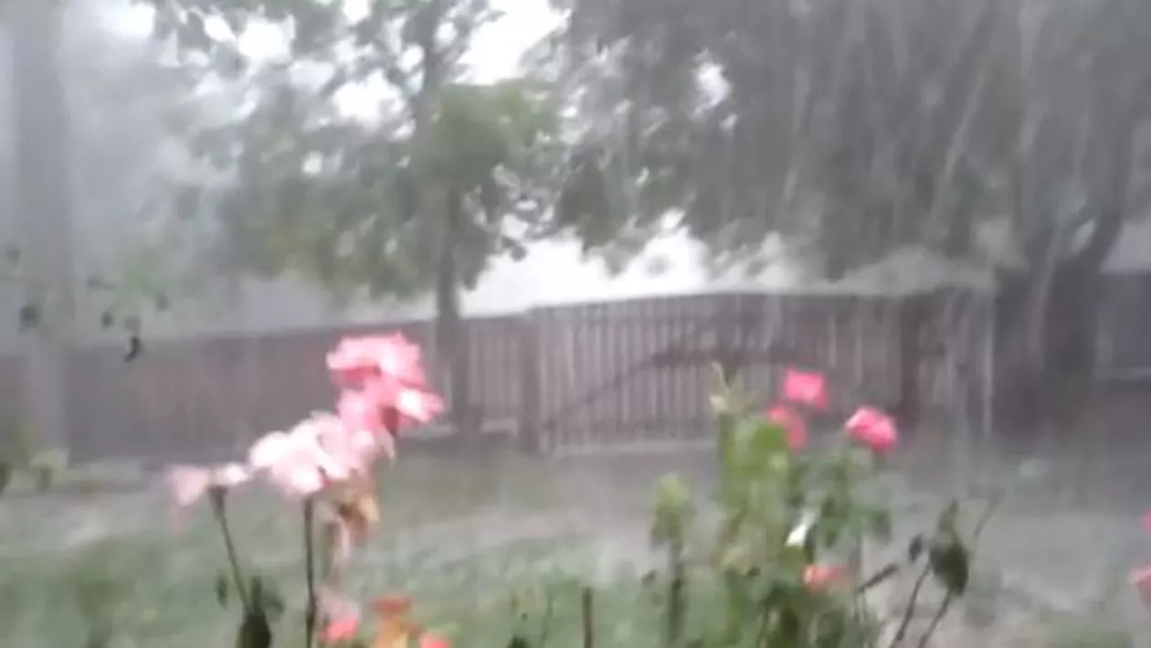 Furtunile au făcut prăpăd în țară! Vijelii de proporții în Botoșani și în Iași (VIDEO)